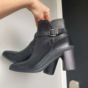 Like new ! Naturalizer booties size 6.5